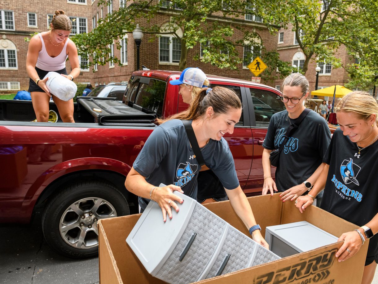 People unloading car during 2024 move-in.